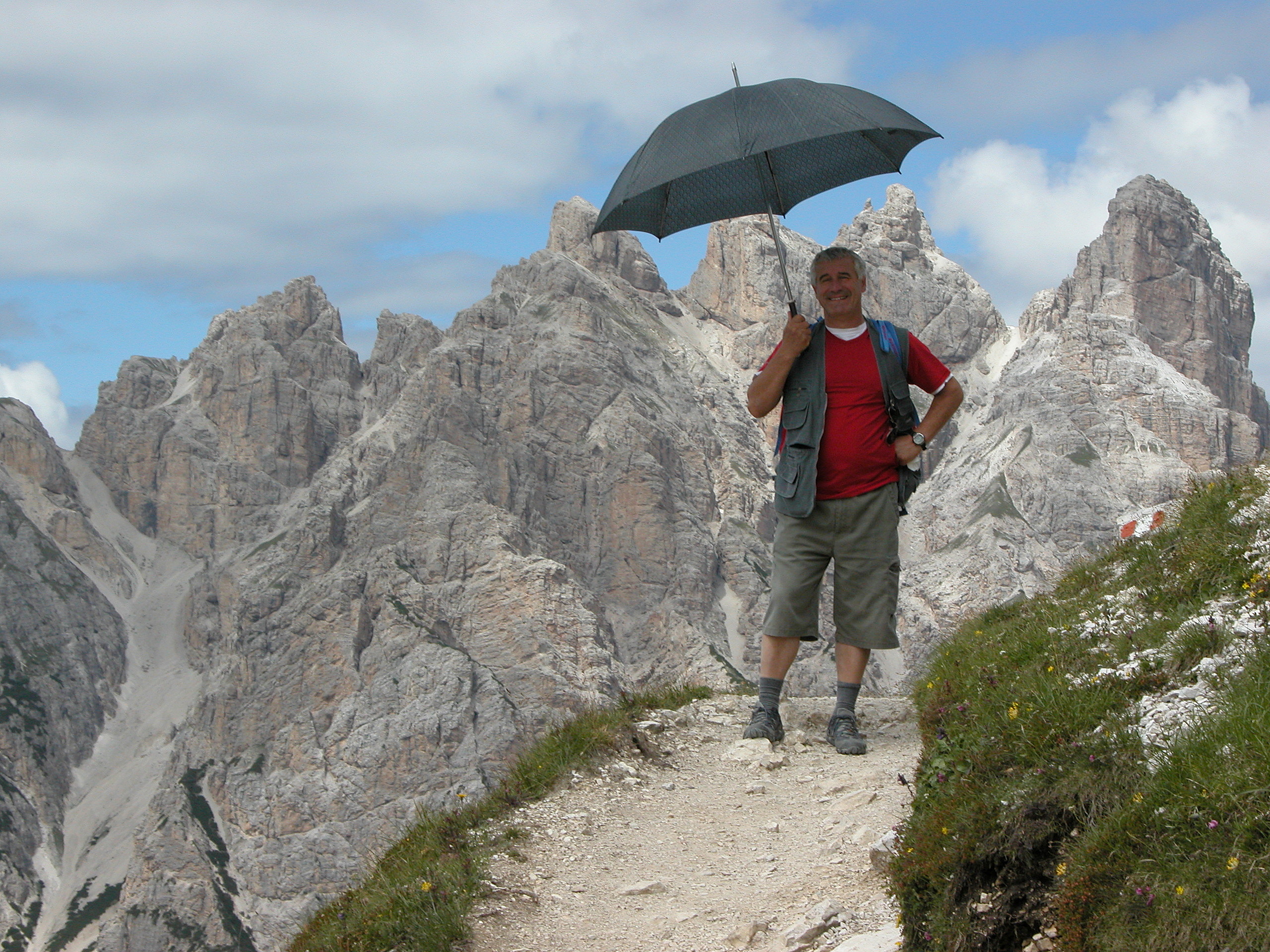 De Niro con l'ombrello sulle Dolomiti in Val Tures