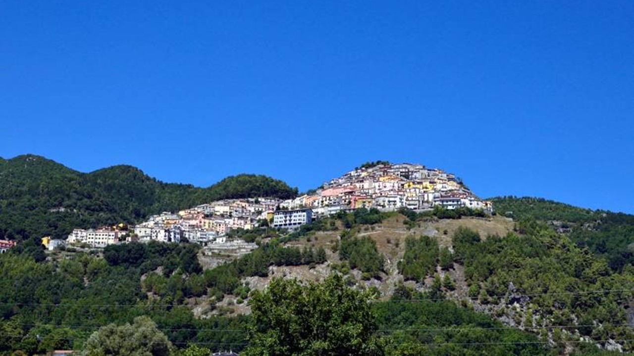 Alla scoperta di Castelluccio Superiore ed Inferiore e percorsi di olio EVO